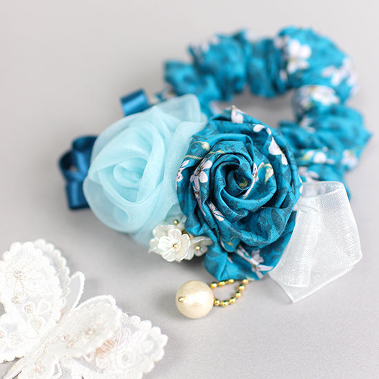 【数量限定】リストレットやバッグチャームにも★巻きバラお花シュシュ パール付:リバティプリント花柄