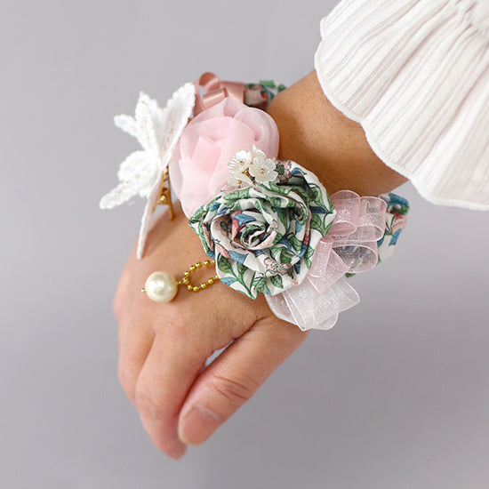 【数量限定】リストレットやバッグチャームにも★巻きバラお花シュシュ パール付:リバティプリント花柄