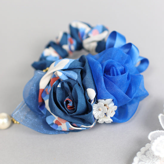 【数量限定】リストレットやバッグチャームにも★巻きバラお花シュシュ パール付:リバティプリント花柄