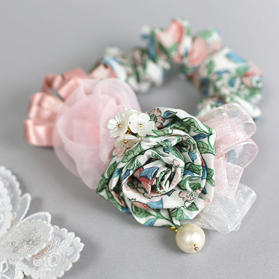 【数量限定】リストレットやバッグチャームにも★巻きバラお花シュシュ パール付:リバティプリント花柄